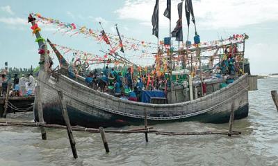 ৪০ লাখ টাকার মাছ নিয়ে নেচেগেয়ে বাড়ি ফিরলেন জেলেরা